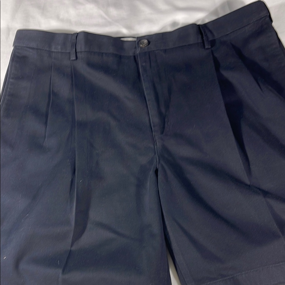 Lands' End mens black rugged double pleated expandable 9" chino shorts - size 40